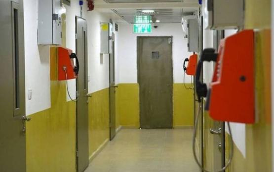 العدو يبدء بتركيب هواتف عمومية في السجون