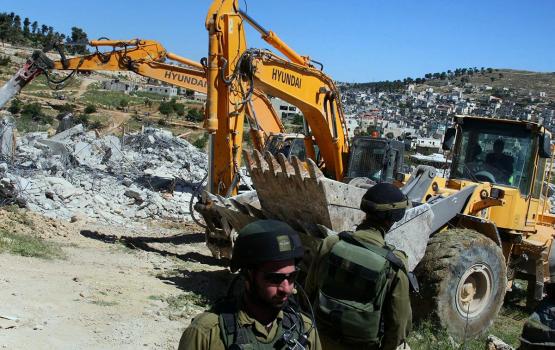 الاحتلال يفكك غرفة زراعية ويستولي عليها جنوب الخليل