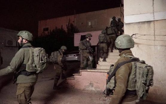 العدو يعتقل 15 مواطنًا بحملة مداهمات في الضفة