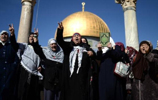 الاحتلال يفرج عن مرابطة مقدسية بشرط منعها من السفر