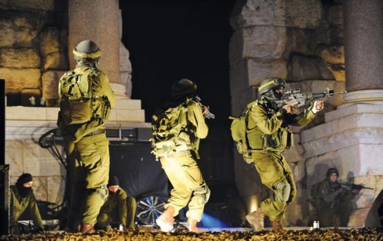 العدو يعتقل 19 مواطناً خلال حملة مداهمات واسعة بالضفة