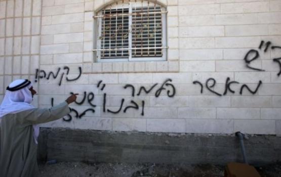 خط شعارات عنصرية على مركبة وجدران منازل بالقدس