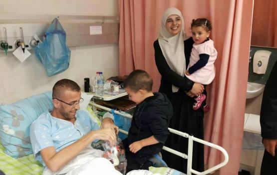 بعد سماح سلطات الاحتلال لها ... عائلة القيق تزور ابنها