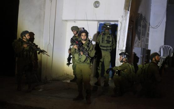 العدو يعتقل 17 مواطناً خلال حملة مداهمات واسعة بالقدس والضفة