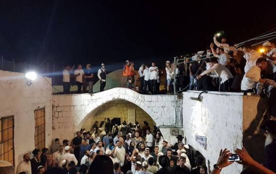 مئات المستوطنين يقتحمون قبر يوسف بنابلس