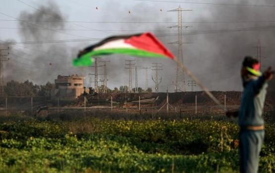 جيش الاحتلال يُفجر علمًا على السياج جنوبي القطاع