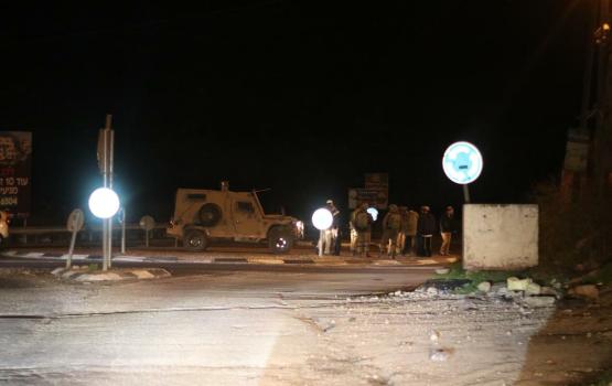 مستوطنون يهاجمون مركبات المواطنين غرب رام الله