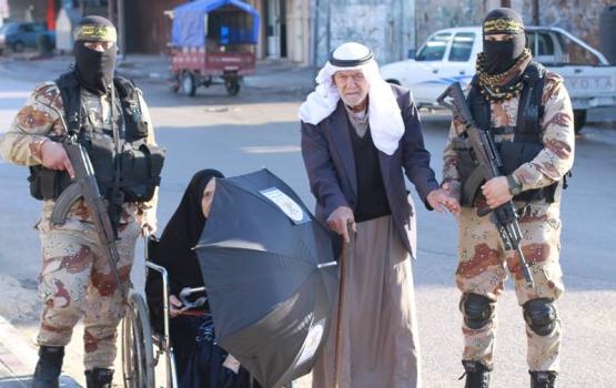 صور.. الإعلام الحربي ينظم حملة لتوزيع المظلات الشتوية للمواطنين برفح