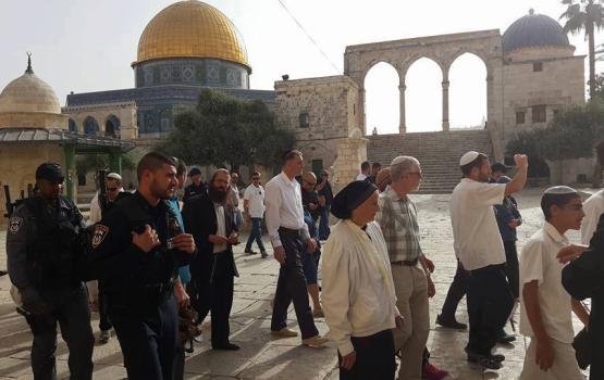 مستوطنون يقتحمون باحات المسجد الأقصى المبارك