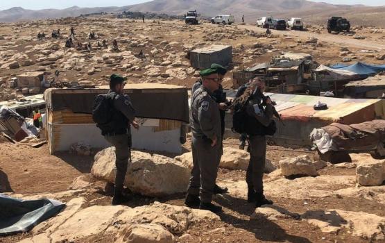 الاحتلال يخطر بهدم منزل و بركسين في قرية الخضر ببيت لحم