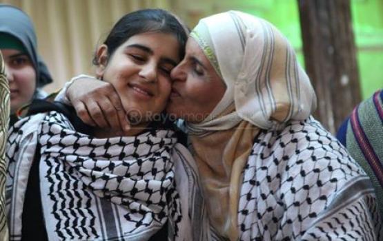 أصغر طفلة أسيرة تعانق الحرية