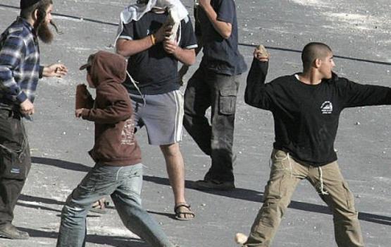 مستوطنون يهاجمون منزلاً ويحطمون مركبتين جنوب نابلس