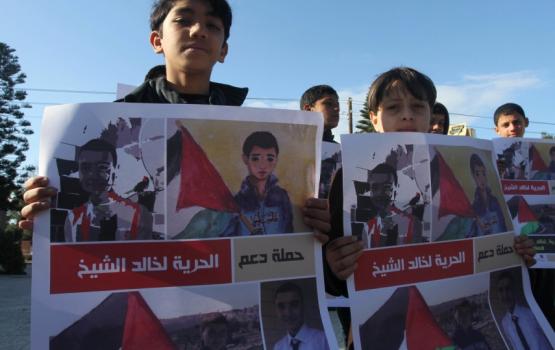 خالد الشيخ.. طفولة يكبلها العدو في سجونه