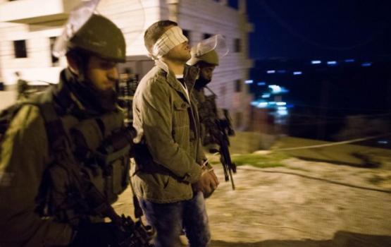  حملة مداهمات واعتقالات طالت أكثر من 18 مواطناً بالضفة 