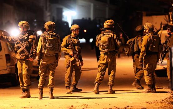 العدو يعتقل 12 مواطناً خلال مداهمات بالضفة بينهم سيدة