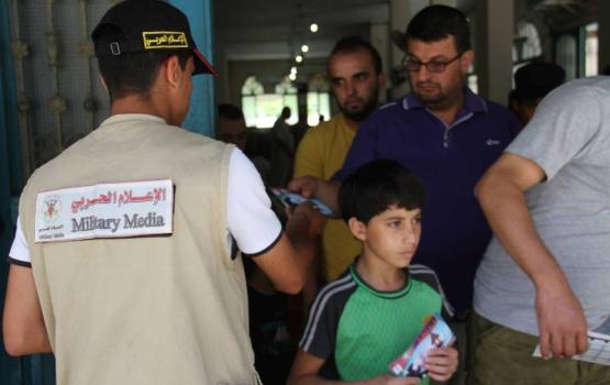 بالصور ... الإعلام الحربي يوزع إمساكية شهر رمضان المبارك