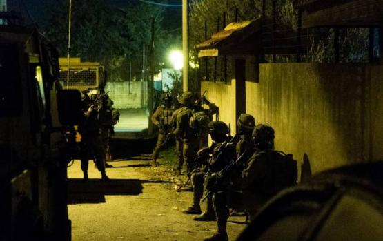 حملة اعتقالات ومداهمات للاحتلال بالضفة والقدس