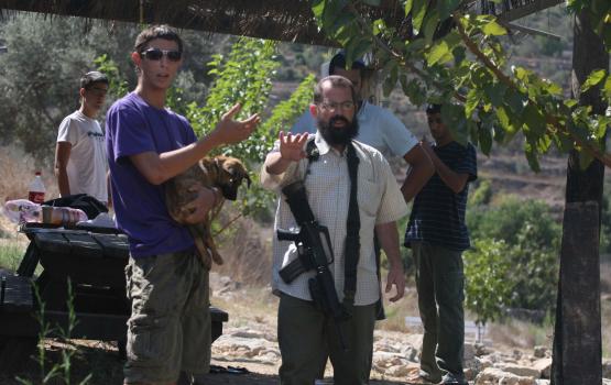 مستوطنون يُهاجمون مخيمًا للأطفال جنوب الخليل